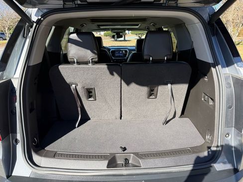 Used 2020 GMC Acadia SLT w/ Driver Alert Package II image 32