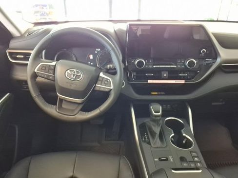 New 2026 Toyota Highlander XLE image 18
