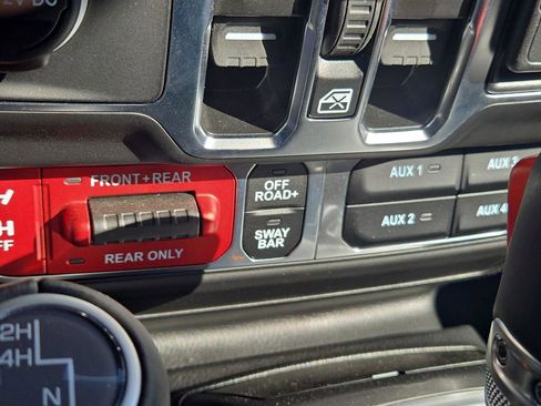 Used 2025 Jeep Wrangler Unlimited Rubicon w/ Technology Group image 24