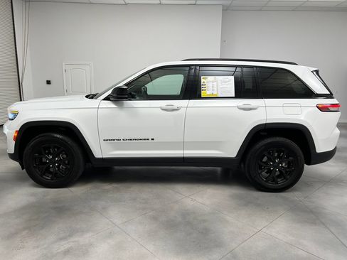 Used 2025 Jeep Grand Cherokee Altitude AWD/4WD image 5