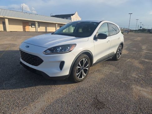 Used 2021 Ford Escape SE w/ SE Sport Appearance Package FWD image 4