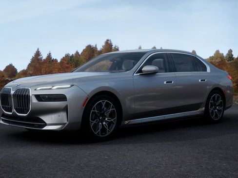 Used 2025 BMW i7 xDrive60 w/ Premium Package image 27