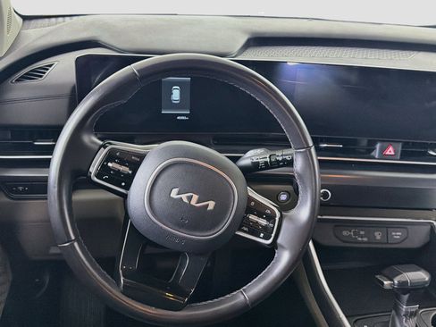 Used 2025 Kia Carnival FWD image 17