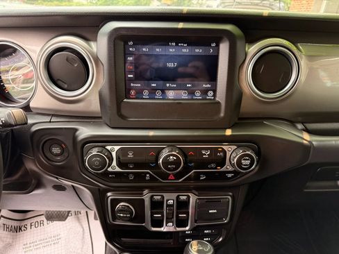 Used 2018 Jeep Wrangler Unlimited Sahara AWD/4WD image 17