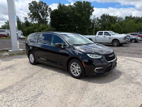 Used 2023 Chrysler Pacifica Touring-L FWD image 3