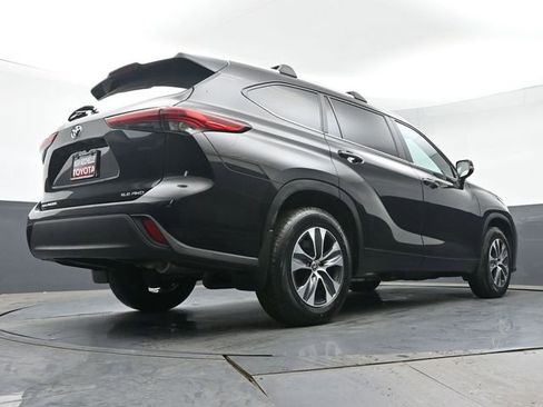 Used 2023 Toyota Highlander XLE AWD/4WD image 32