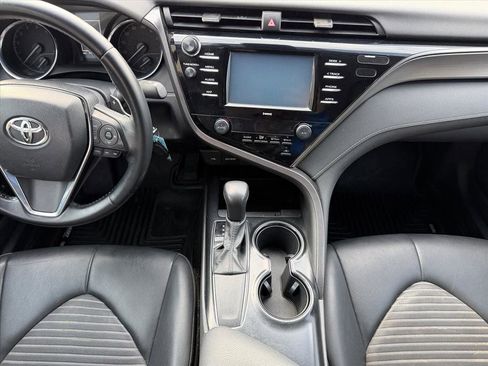 Used 2020 Toyota Camry SE image 16