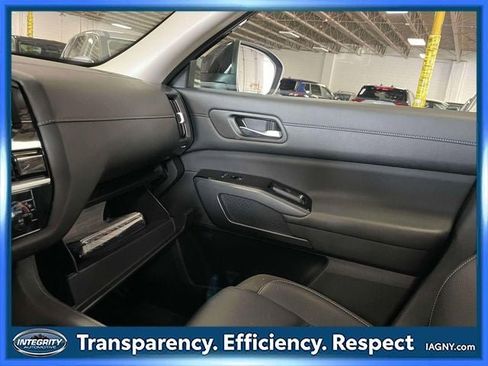 Used 2025 Nissan Pathfinder SL AWD/4WD image 34
