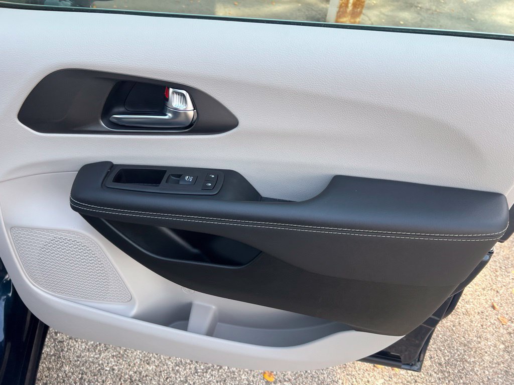 Used 2024 Chrysler Pacifica Touring-L FWD image 21