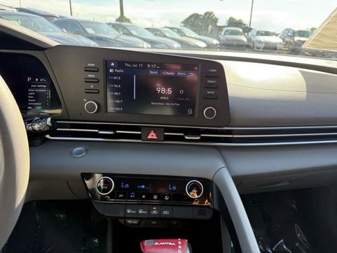 Used 2022 Hyundai Elantra SEL w/ Winter Weather Package image 16