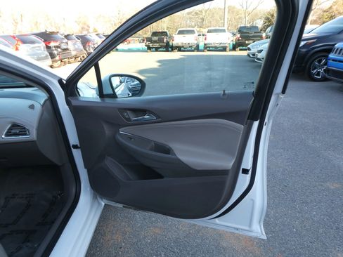 Used 2017 Chevrolet Cruze Premier image 23