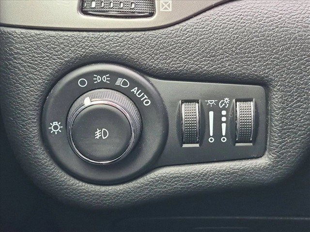 Used 2021 Jeep Cherokee Latitude Plus FWD image 25