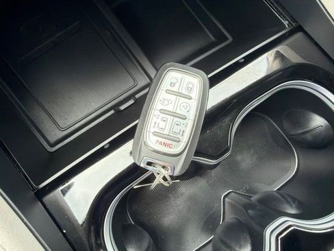 Used 2023 Chrysler Pacifica Limited FWD image 34