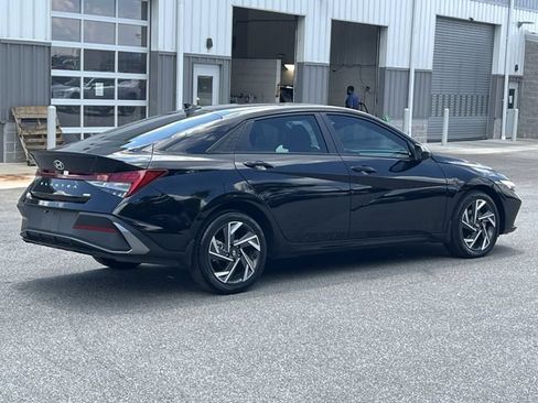 Certified 2025 Hyundai Elantra SEL FWD image 13