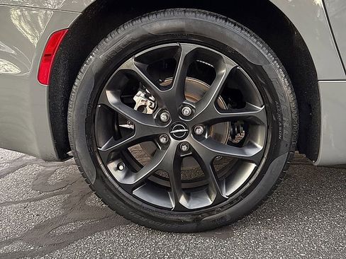 Used 2023 Chrysler Pacifica Limited w/ S Appearance Package image 11