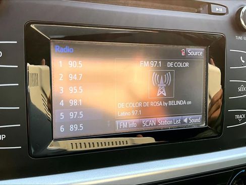 Used 2017 Toyota Highlander LE image 29