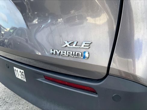 Used 2024 Toyota Sienna XLE FWD image 7