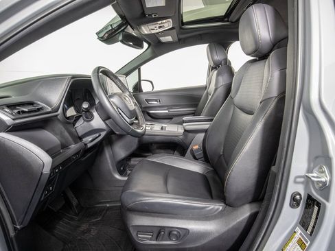 Used 2024 Toyota Sienna XLE Woodland Edition image 9