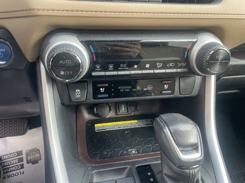 Used 2020 Toyota RAV4 Limited image 12