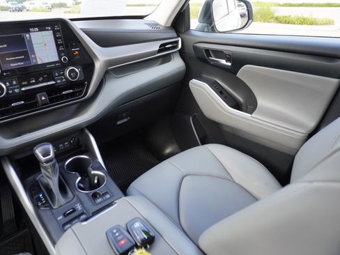 Used 2022 Toyota Highlander XLE image 19