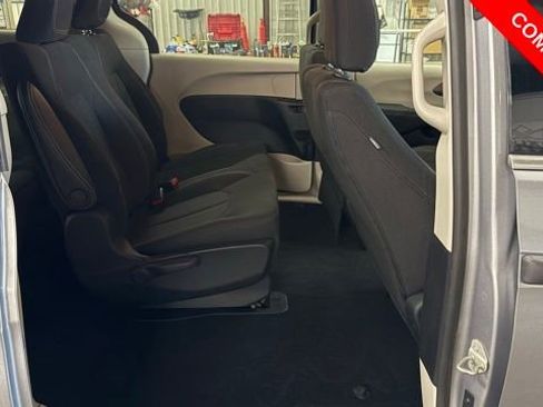 Used 2021 Chrysler Voyager L image 23