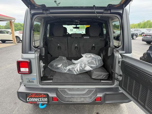 Used 2023 Jeep Wrangler Unlimited w/ Cold Weather Group AWD/4WD image 8