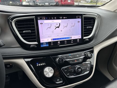 Used 2023 Chrysler Pacifica Touring-L image 18