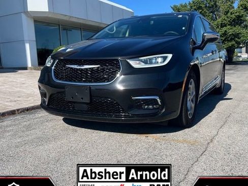 Used 2023 Chrysler Pacifica Limited FWD image 1