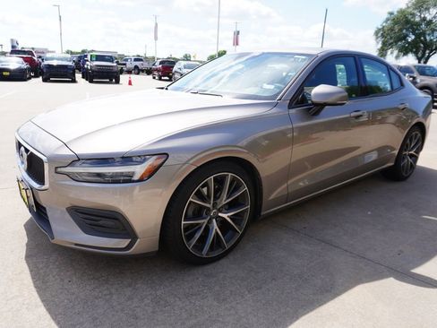 Used 2019 Volvo S60 T5 Momentum w/ Multimedia Package FWD image 3