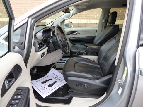 Used 2020 Chrysler Pacifica Touring-L w/ Tire & Wheel Group FWD image 21