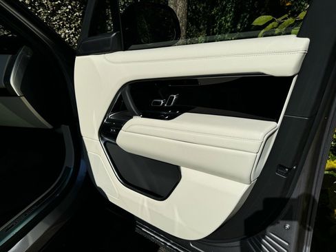 New 2025 Land Rover Range Rover SE image 19