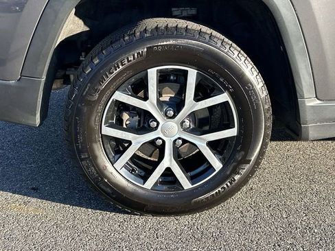 Used 2025 Jeep Grand Cherokee Limited image 12