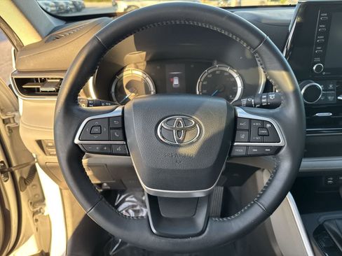 Used 2022 Toyota Highlander LE AWD/4WD image 29