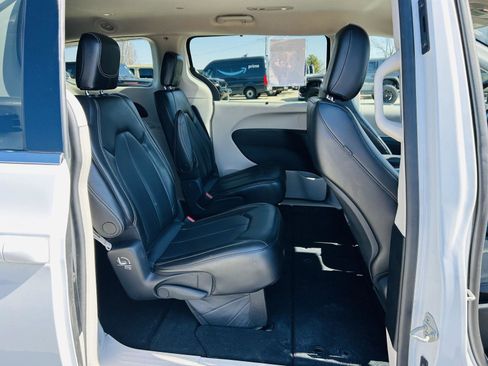 Used 2023 Chrysler Pacifica Touring-L image 30