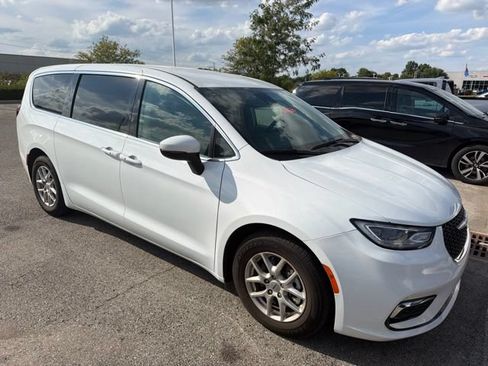 Used 2023 Chrysler Pacifica Touring-L FWD image 5