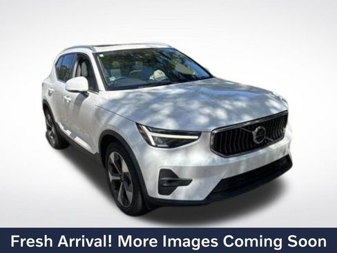 Used 2023 Volvo XC40 B4 Plus w/ Climate Package FWD image 1