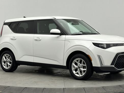 Used 2023 Kia Soul LX w/ LX Technology Package image 3