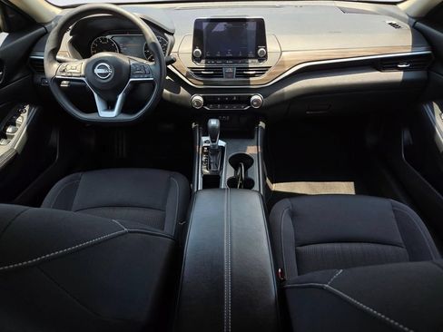 Used 2025 Nissan Altima 2.5 SV FWD image 12