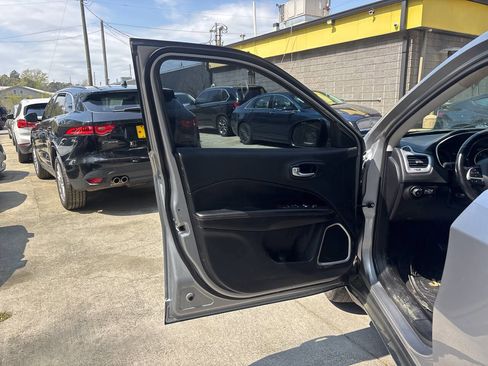 Used 2019 Jeep Compass Latitude AWD/4WD image 10
