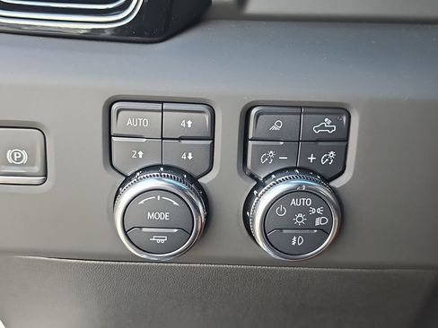 Used 2025 GMC Sierra 2500 AT4X image 28