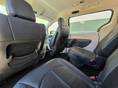 Used 2017 Chrysler Pacifica Touring-L w/ Tire & Wheel Group FWD image 12