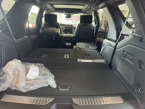 New 2026 GMC Yukon Denali Ultimate w/ LPO, Floor Liner Package AWD/4WD image 9