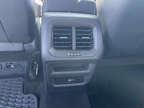 Used 2022 Volkswagen Taos SE FWD image 13