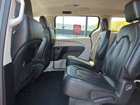 Used 2023 Chrysler Pacifica Touring-L FWD image 11