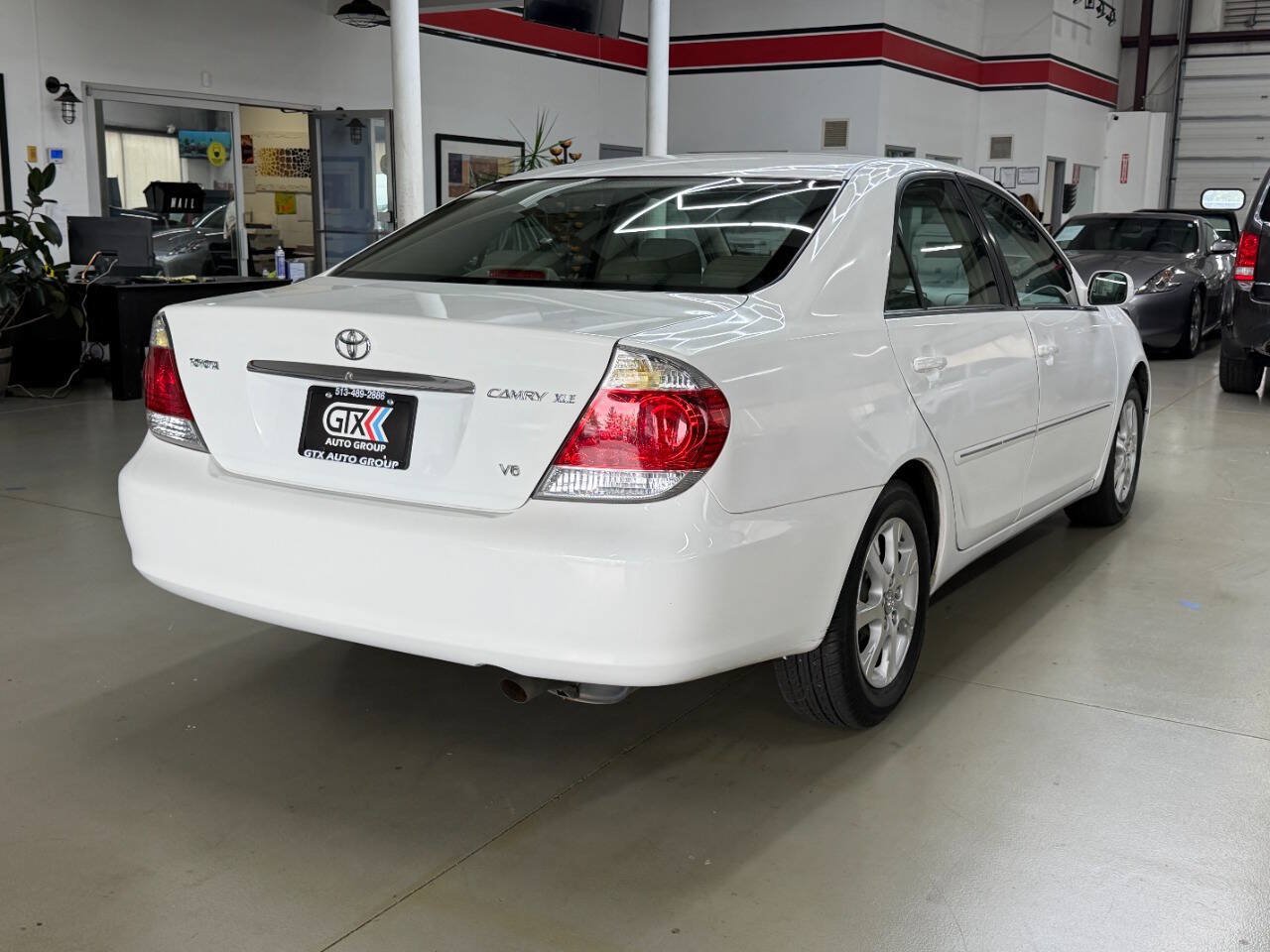 Used 2005 Toyota Camry XLE FWD image 2