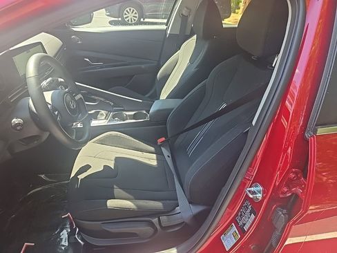 Used 2025 Hyundai Elantra SEL FWD image 2