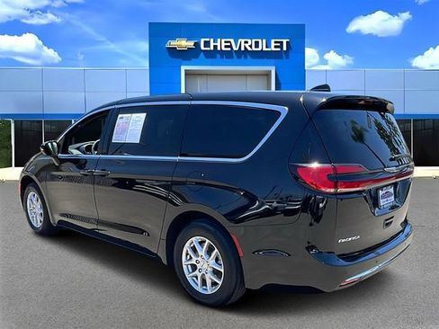 Used 2025 Chrysler Pacifica Select FWD image 5