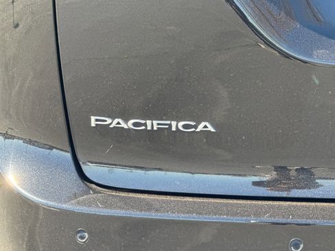 Used 2023 Chrysler Pacifica Touring-L image 27