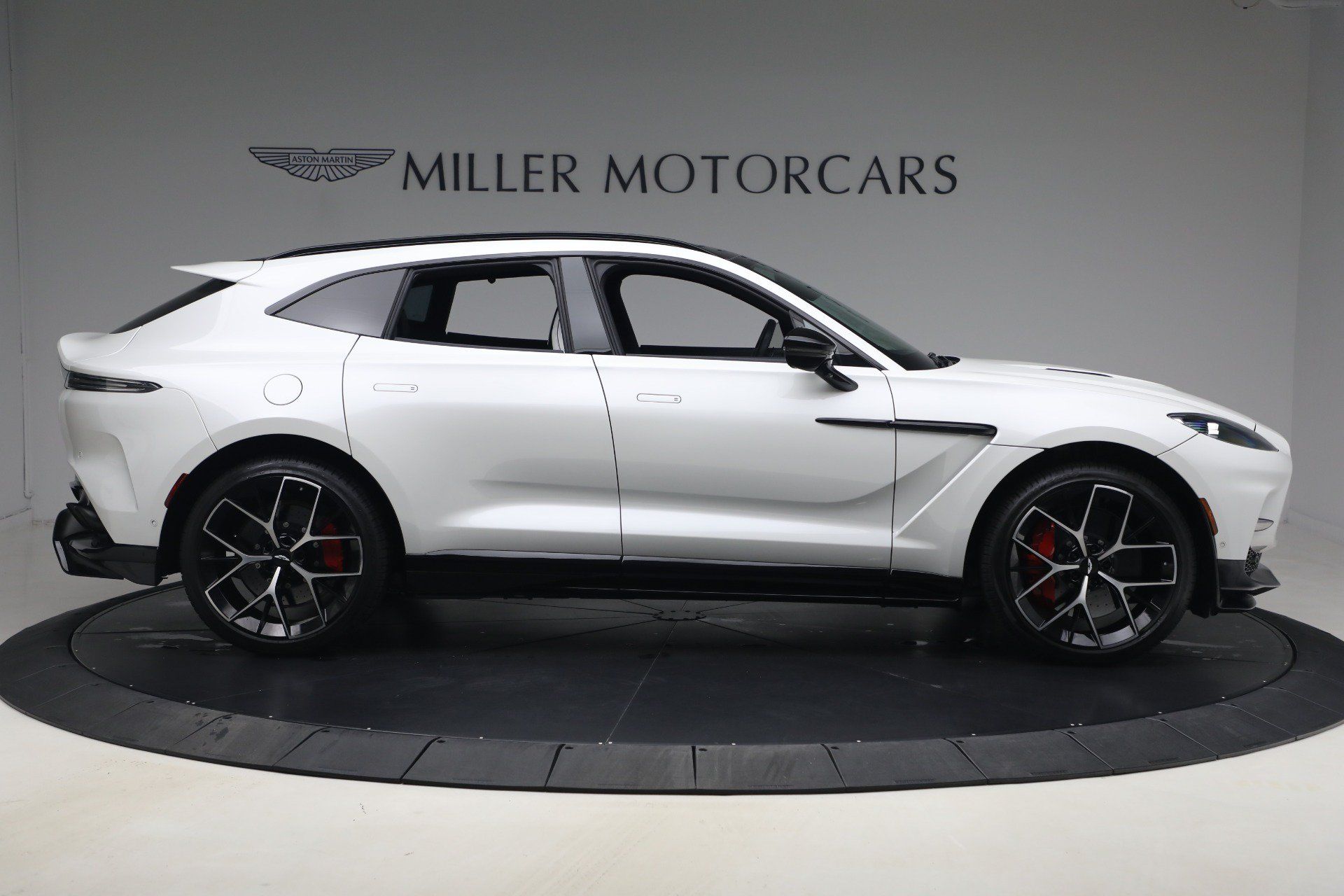 Used 2025 Aston Martin DBX 707 AWD/4WD image 9