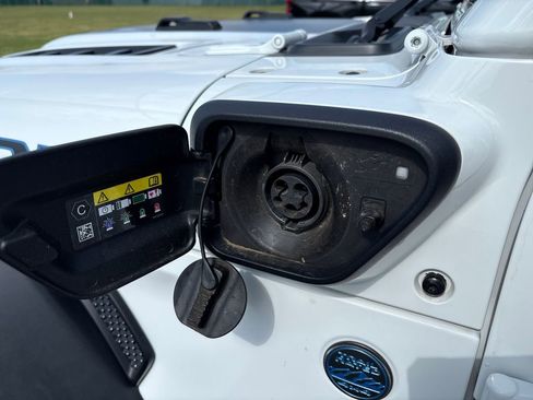 Used 2023 Jeep Wrangler Unlimited Rubicon 4xe w/ Safety Group AWD/4WD image 14